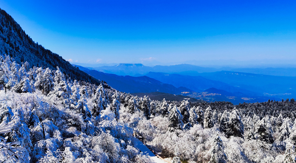 冬季的峨眉山:皑皑白雪里听钟声激荡